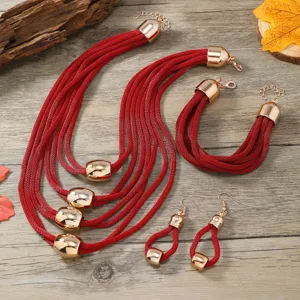 Detailansicht des stilvollen roten mehrsträngigen Seil-Halsband-, Armband- und Ohrring-Schmucksets.