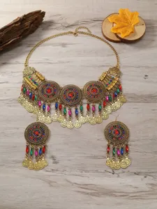 Detailansicht des bohemian Retro goldfarbenen Münz- und Kristall-Quasten-Statement-Sets.