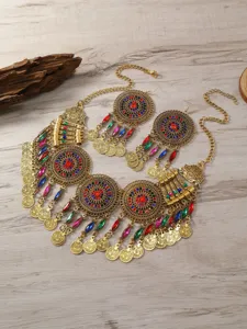 Nahaufnahme des bohemian Vintage Münzen Quasten Statement Halskette und Ohrringe Sets.