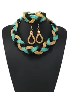 Detailansicht des bohemischen geflochtenen Mesh-Schmucksets mit Halskette und passenden Ohrringen.