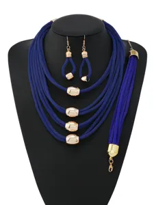 Detailansicht des mehrschichtigen blauen Seil Goldmetall Halsketten Ohrringe Armband Sets.