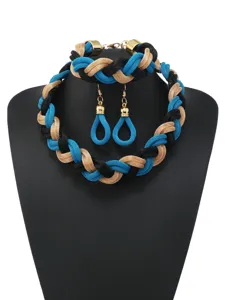 Nahaufnahme Detail des blau gold und schwarz geflochtenen Modeschmuck Set Kette und Ohrringe.