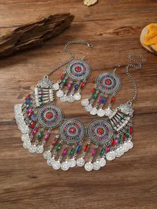 Detaillierte Ansicht der silbernen Münz-Quasten-Halskette, Boho Metall Schmuck für Damen.