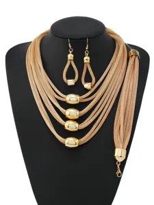 Nahaufnahme Detailansicht des goldenen mehrschichtigen Ketten und Ohrring Schmuckset Displays.