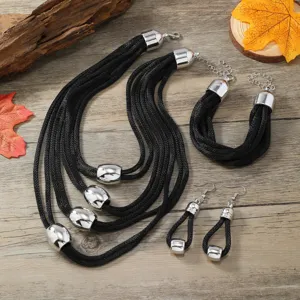 Nahaufnahme von schwarzer mehrreihiger Kette und Armband Set mit silbernen Metallperlen.