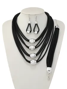 Elegantes mehrlagiges schwarzes Netzketten Ohrring Set mit silbernen Metallakzenten.