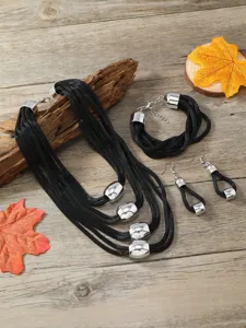 Schwarze mehrschichtige Ketten Schmuckset mit silbernen Metallperlen Halskette Ohrringe Detail.