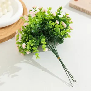 Bouquet de feuilles d'eucalyptus artificielles avec fleurs roses pour décoration.
