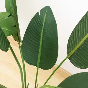 Primo piano dettagliato di foglia di banano artificiale, realistico arredamento verde.