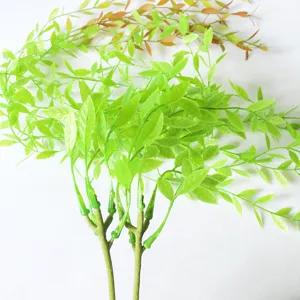 Primo piano dettagliato di foglie di rami di salice artificiali con texture verde.