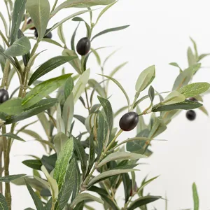 Dettaglio ramo di ulivo artificiale, pianta verde finta per decorazione d'interni casa.