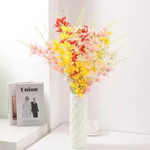 Bouquet di fiori artificiali in plastica in vaso di ceramica bianca per decorazione d'interni