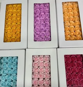 Coffret cadeau de roses en savon colorées, parfait pour la Saint-Valentin et les fêtes.