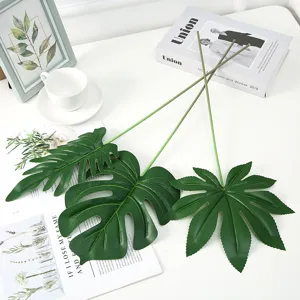 Dettaglio di foglia di monstera artificiale con texture realista e colore verde.