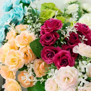 Gros plan de bouquet de roses artificielles, fausses fleurs en soie pour mariage table.