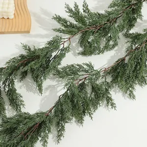 Künstliche Zedernkiefer Girlande Detailaufnahme, weicher Gummi Weihnachts Wandbehang Laub.