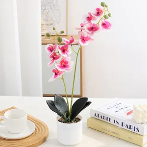 Vue détaillée d'orchidée phalaenopsis artificielle en pot blanc avec fleurs roses pour déco.