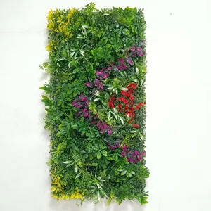 Dettaglio di parete vegetale artificiale, decorazione verde finta per interni ed esterni.