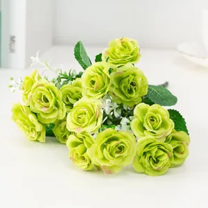 Vue détaillée d'un bouquet de roses artificielles vertes, 15 têtes de fleurs en soie pour déco table.
