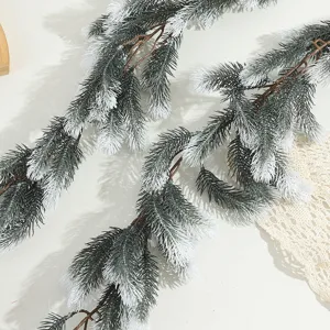 Künstliche Tannengirlande verschneit Weihnachtszweig Hängende Rebe grüne Feiertags-Wanddekoration