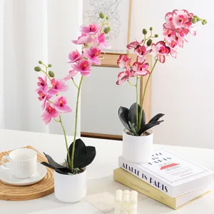 Vue détaillée d'orchidées phalaenopsis roses artificielles en pot pour la déco intérieure.
