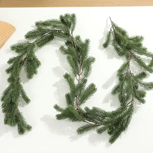 Details der künstlichen Tannennadeln, grüne weiche Weihnachts-Hängedeko Detail.