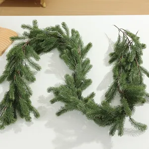 Künstliche Kiefernnadeln Girlande Detailansicht, weicher grüner Tannenzweig für Weihnachten.