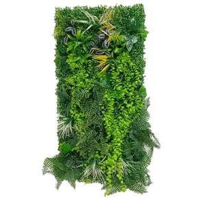Pannello murale di piante verdi artificiali decorazione giardino verticale finto fogliame.