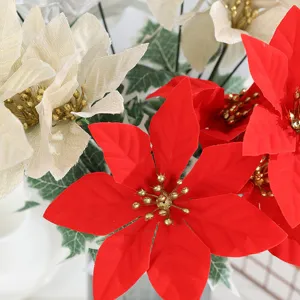 Dettaglio di fiore di stella di Natale artificiale rosso e oro decorazione per fotografia.