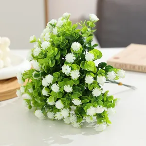 Bouquet d'eucalyptus artificiel avec petites fleurs blanches, idéal pour déco de table.