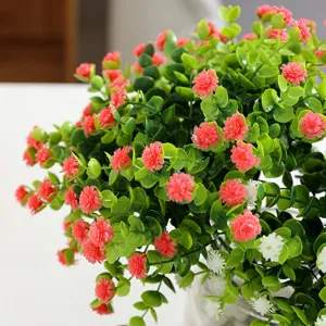 Détail de bouquet de fleurs artificielles d'eucalyptus avec camélia rose et gypsophile pour la maison.