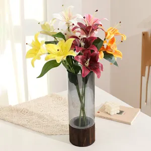 Bouquet di gigli artificiali con vaso in vetro per decorazione casa matrimonio dettaglio.