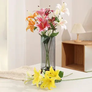 Vista dettagliata di gigli artificiali multicolori a 3 teste in vaso per decorazioni e matrimoni.