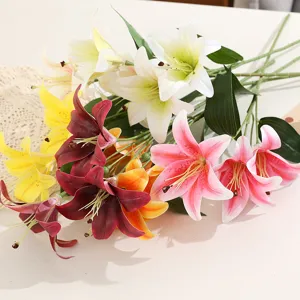 Dettaglio fiori di giglio artificiali, bouquet di fiori in seta multicolore casa.