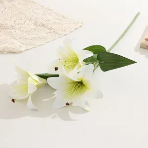 Dettaglio in primo piano del ramo di giglio artificiale con bellissimi petali realistici.