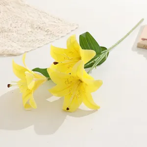 Fiore di giglio giallo artificiale dettaglio, ideale per decorazioni domestiche e bouquet nuziali.