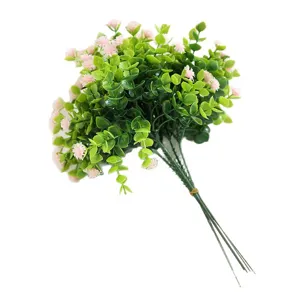 Joli bouquet de fleurs artificielles d'eucalyptus et camélia pour décoration de table.