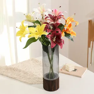 Bouquet di fiori di giglio artificiale con vaso in vetro per decorazione di nozze domestiche