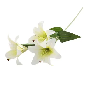 Bouquet di gigli artificiali con tre fiori bianchi finti e foglie verdi per decorare la casa.