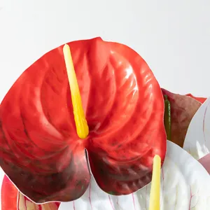 Primo piano di anthurium rosso artificiale, perfetto per oggetti di scena nuziali.