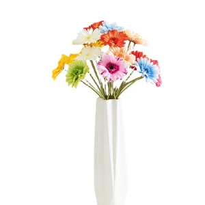 Bouquet di margherite gerbera artificiali colorate con elegante vaso di ceramica bianca