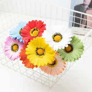 Dettaglio di teste di fiori gerbera artificiali colorate per decorazione casa e fai da te