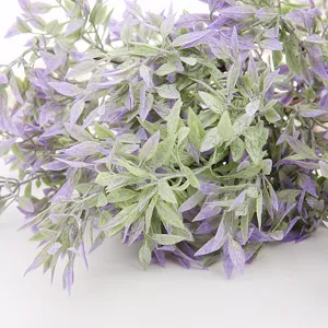 Künstliche Pflanzenblatt Details, violettes und grünes Kunstlaub für Blumenarrangements.