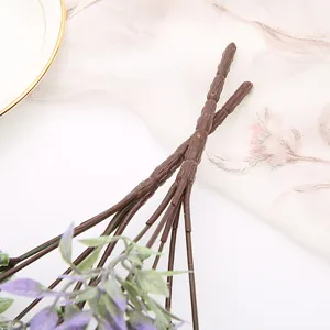 Künstlicher Blumenstiel Detail, Plastikpflanzenzweig mit grünen und lila Blättern Deko.