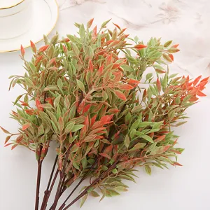Künstliche Chiligras Blattzweig Detail, plastische grüne und orange Pflanze für Blumenarrangements.