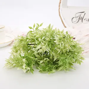 Künstliche grüne Pflanzenblätter Laub für Blumenarrangements Hintergrund Dekoration Detail.