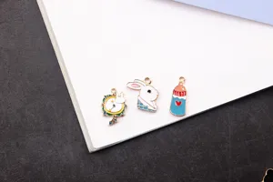 Set di ciondoli in lega smaltata DIY con simpatico coniglio, orologio e biberon.