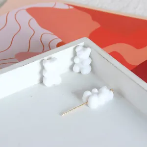 Perline in acrilico orsetto bianco vista di dettaglio per creazione gioielli DIY.