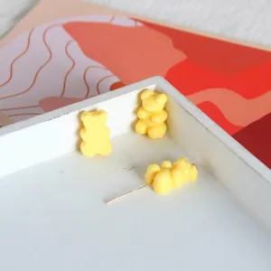 Primo piano di graziose perline in acrilico a forma di orsetto giallo per gioielli fai da te.