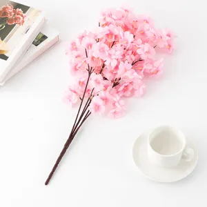 Künstlicher Kirschblütenzweig Detailaufnahme, rosa Seidenblume Heimdeko Requisite.